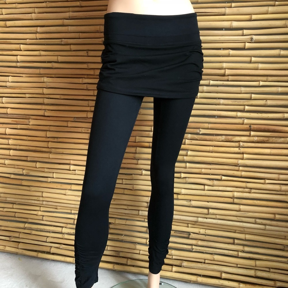 Athletic leggings with skirt